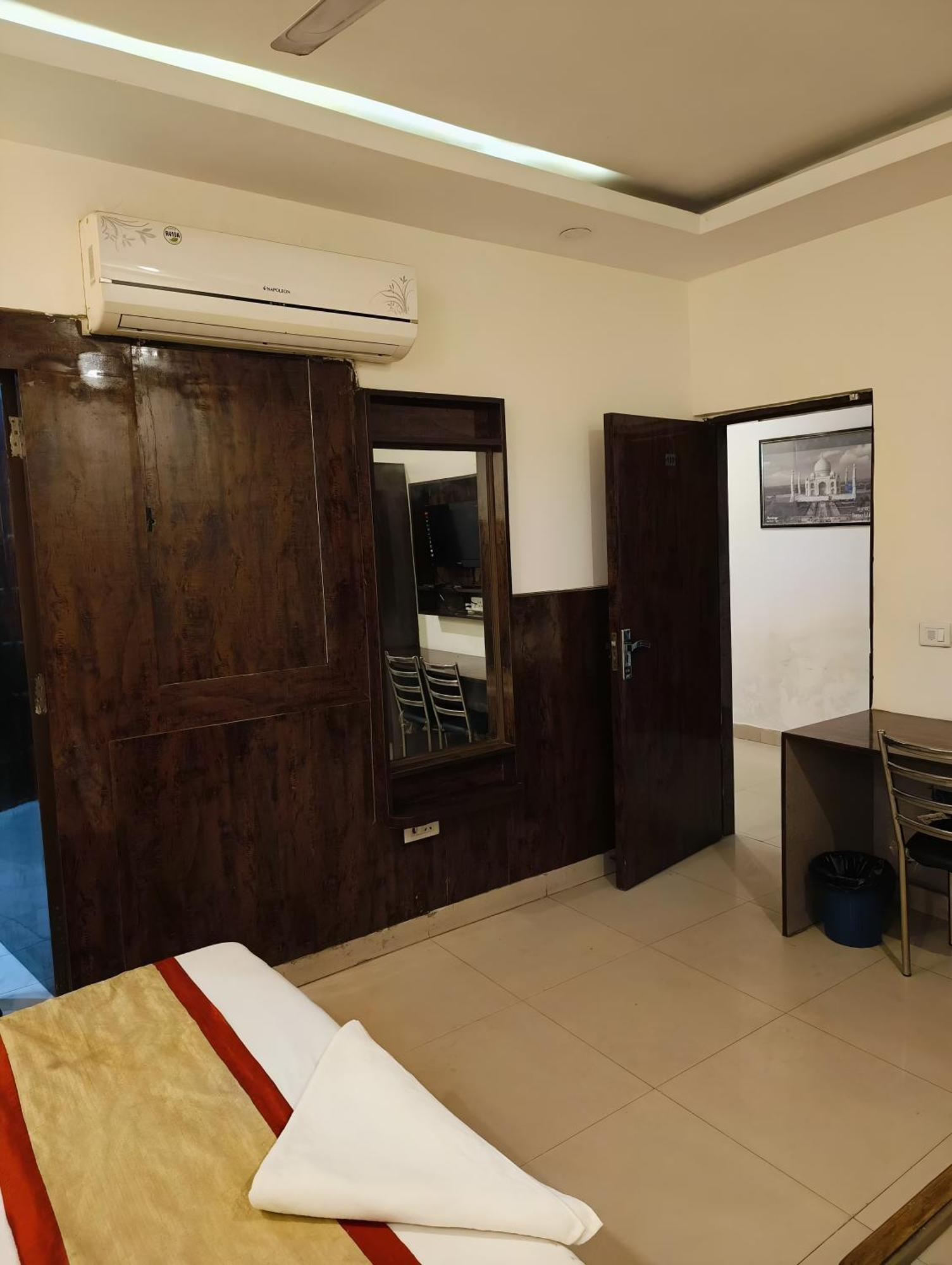 Airport Samara Inn Neu-Delhi Exterior foto